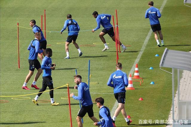 访广州足坛名嘴钟毅：给蒲公英打7.5分 最看好郭五岳